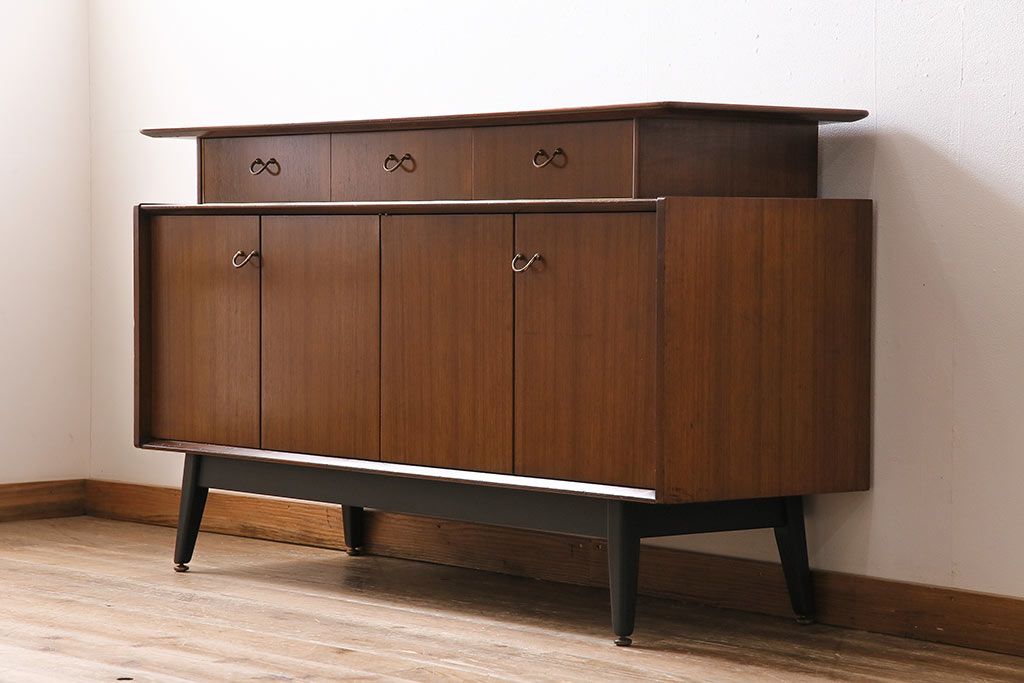 ヴィンテージ家具　北欧ビンテージ　G-PLAN　BBシリーズ　スタイリッシュなデザインのサイドボード(リビングボード、収納棚)(R-043894)