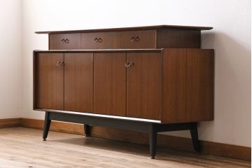 ヴィンテージ家具　北欧ビンテージ　G-PLAN　BBシリーズ　スタイリッシュなデザインのサイドボード(リビングボード、収納棚)(R-043894)