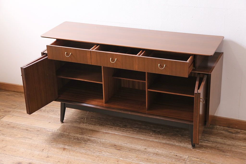 ヴィンテージ家具　北欧ビンテージ　G-PLAN　BBシリーズ　スタイリッシュなデザインのサイドボード(リビングボード、収納棚)(R-043894)