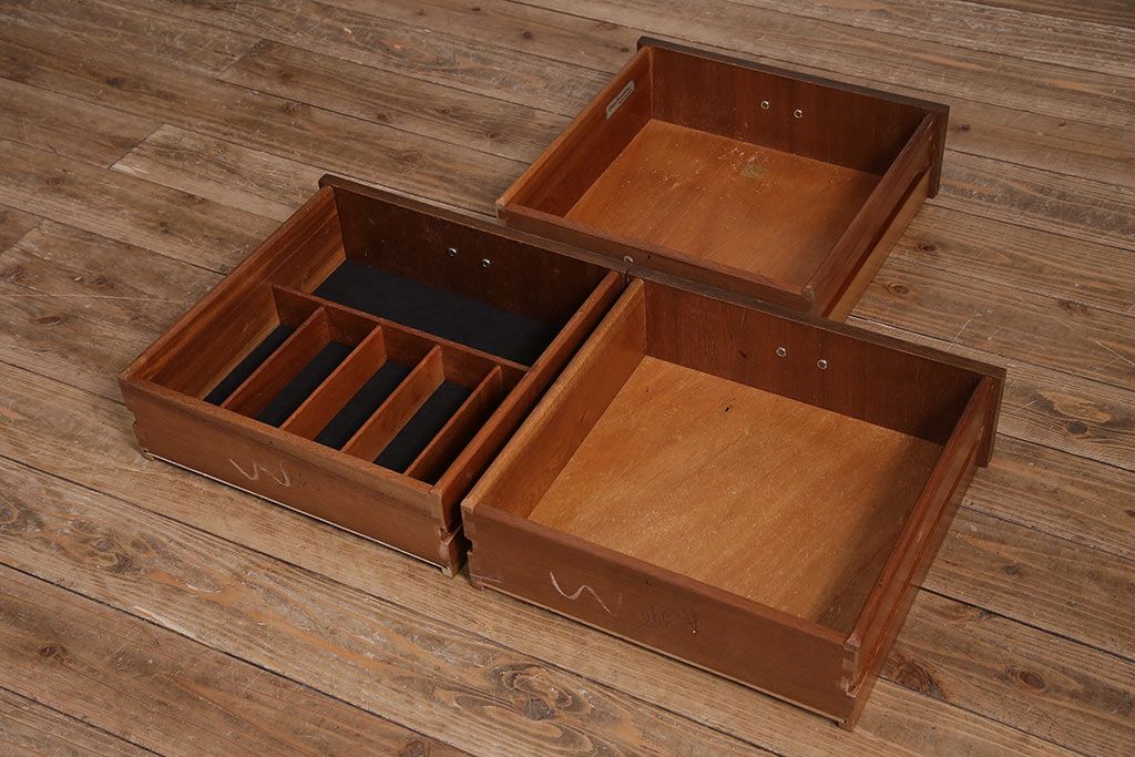 ヴィンテージ家具　北欧ビンテージ　G-PLAN　BBシリーズ　スタイリッシュなデザインのサイドボード(リビングボード、収納棚)(R-043894)