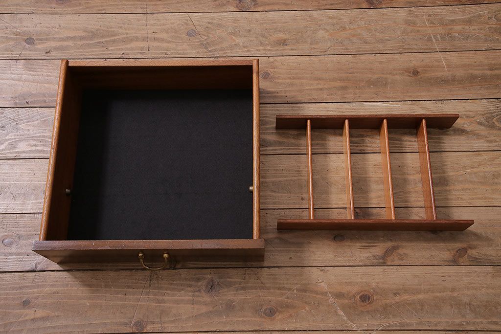 ヴィンテージ家具　北欧ビンテージ　G-PLAN　BBシリーズ　スタイリッシュなデザインのサイドボード(リビングボード、収納棚)(R-043894)