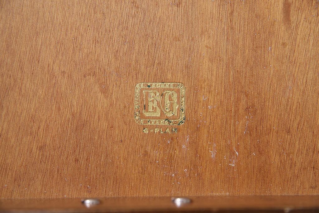 ヴィンテージ家具　北欧ビンテージ　G-PLAN　BBシリーズ　スタイリッシュなデザインのサイドボード(リビングボード、収納棚)(R-043894)