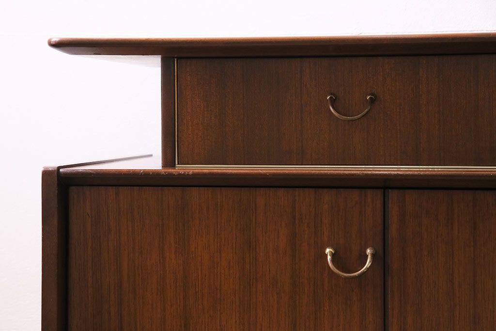 ヴィンテージ家具　北欧ビンテージ　G-PLAN　BBシリーズ　スタイリッシュなデザインのサイドボード(リビングボード、収納棚)(R-043894)