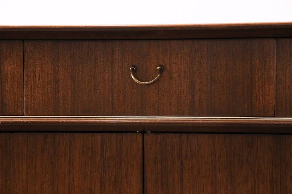 ヴィンテージ家具　北欧ビンテージ　G-PLAN　BBシリーズ　スタイリッシュなデザインのサイドボード(リビングボード、収納棚)(R-043894)