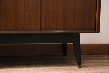 ヴィンテージ家具　北欧ビンテージ　G-PLAN　BBシリーズ　スタイリッシュなデザインのサイドボード(リビングボード、収納棚)(R-043894)