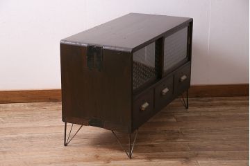 レトロ家具　当店オリジナルガラス　桐材　鉄脚付き　味のある雰囲気が魅力のリメイク箪笥ローボード(テレビ台、収納棚、リビングボード)(R-043895)
