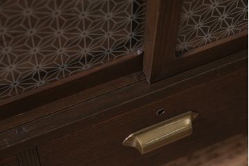 レトロ家具　当店オリジナルガラス　桐材　鉄脚付き　味のある雰囲気が魅力のリメイク箪笥ローボード(テレビ台、収納棚、リビングボード)(R-043895)