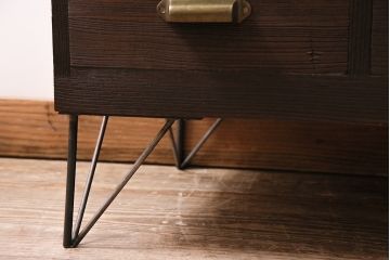 レトロ家具　当店オリジナルガラス　桐材　鉄脚付き　味のある雰囲気が魅力のリメイク箪笥ローボード(テレビ台、収納棚、リビングボード)(R-043895)