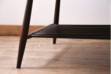ヴィンテージ家具　イギリス　ERCOL(アーコール)　ニレ材　マガジンラック付き　落ち着いた色合いのコーヒーテーブル(センターテーブル、リビングテーブル、ビンテージ)(R-043901)