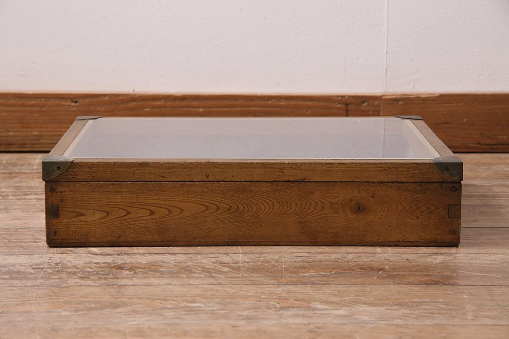 アンティーク雑貨　昭和中期　楢(ナラ)材製　金具や木肌が味わい深いコレクションボックス(ガラスケース、収納箱、小物入れ)(R-043903)