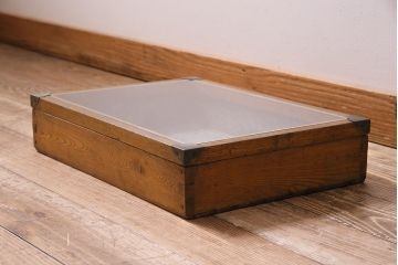 アンティーク雑貨　昭和中期　楢(ナラ)材製　金具や木肌が味わい深いコレクションボックス(ガラスケース、収納箱、小物入れ)(R-043903)