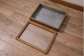 アンティーク雑貨　昭和中期　楢(ナラ)材製　金具や木肌が味わい深いコレクションボックス(ガラスケース、収納箱、小物入れ)(R-043903)