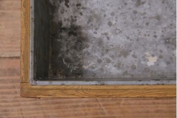 アンティーク雑貨　昭和中期　楢(ナラ)材製　金具や木肌が味わい深いコレクションボックス(ガラスケース、収納箱、小物入れ)(R-043903)