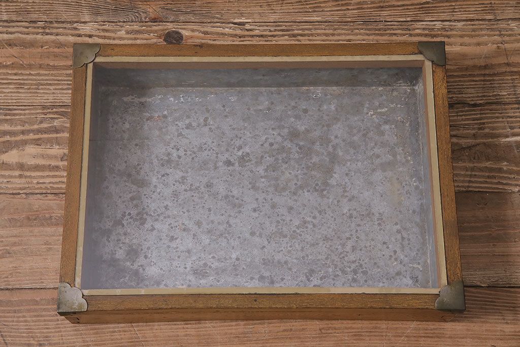 アンティーク雑貨　昭和中期　楢(ナラ)材製　金具や木肌が味わい深いコレクションボックス(ガラスケース、収納箱、小物入れ)(R-043903)