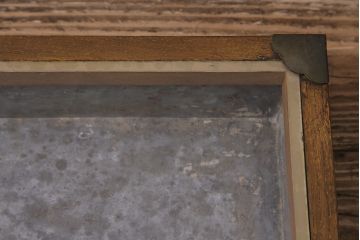アンティーク雑貨　昭和中期　楢(ナラ)材製　金具や木肌が味わい深いコレクションボックス(ガラスケース、収納箱、小物入れ)(R-043903)