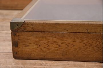 アンティーク雑貨　昭和中期　楢(ナラ)材製　金具や木肌が味わい深いコレクションボックス(ガラスケース、収納箱、小物入れ)(R-043903)