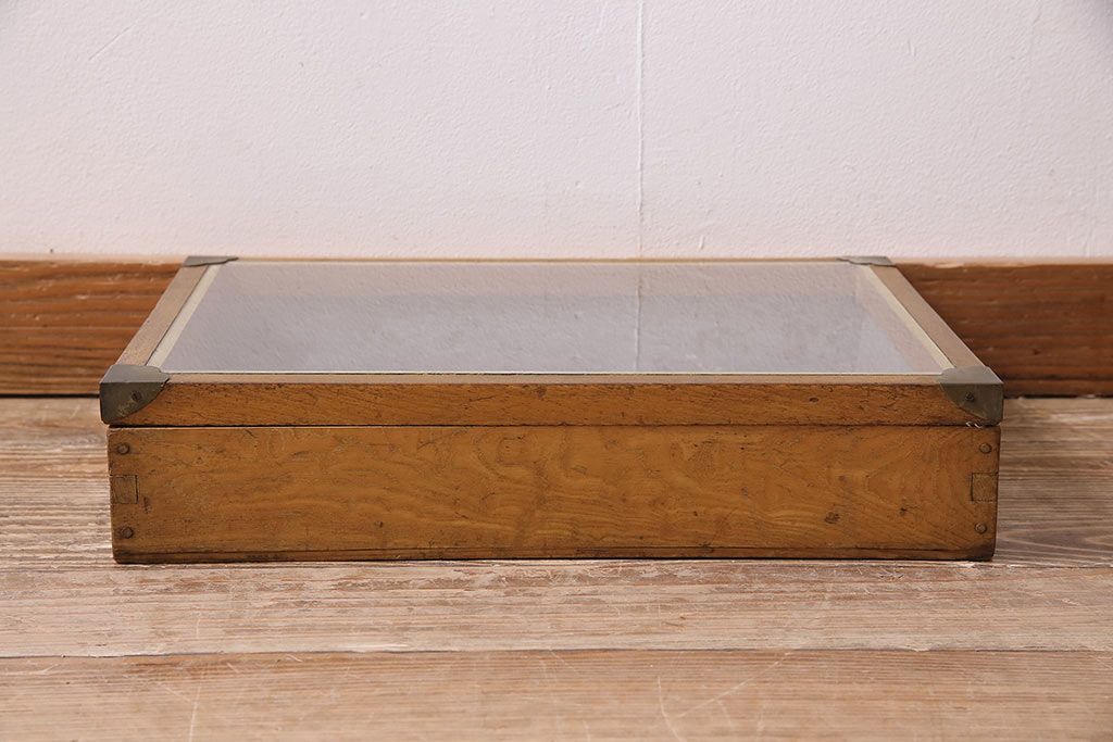 アンティーク雑貨　昭和中期　楢(ナラ)材製　金具や木肌が味わい深いコレクションボックス(ガラスケース、収納箱、小物入れ)(R-043903)