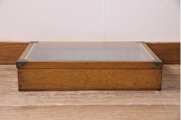 アンティーク雑貨　昭和中期　楢(ナラ)材製　金具や木肌が味わい深いコレクションボックス(ガラスケース、収納箱、小物入れ)(R-043903)