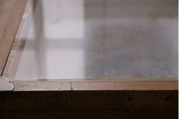 アンティーク雑貨　昭和中期　楢(ナラ)材製　レトロな雰囲気漂うコレクションボックス(ガラスケース、収納箱、小物入れ)(R-043904)