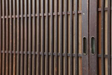 アンティーク建具　大正昭和初期　裏障子付き　味わい深い木肌が魅力の格子帯戸4枚セット(引き戸)(R-043909)