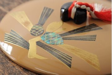 昭和初期　松ぼっくり　螺鈿金銀蒔絵　木製菓子鉢(漆器)(R-043915)