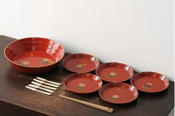 昭和初期　木製　武家奉公人が描かれたレトロな菓子器セット(菓子鉢、菓子皿、箸、楊枝、漆器)(R-043918)