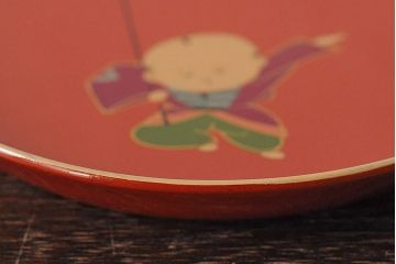 昭和初期　木製　武家奉公人が描かれたレトロな菓子器セット(菓子鉢、菓子皿、箸、楊枝、漆器)(R-043918)