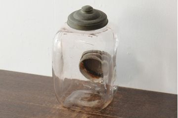 アンティーク雑貨　エンボス入り　レトロな空間づくりにおすすめな古いタバコ屋のガラス瓶(ガラスビン、タバコ瓶)(R-043923)