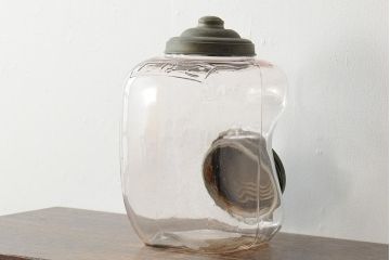 アンティーク雑貨　エンボス入り　レトロな空間づくりにおすすめな古いタバコ屋のガラス瓶(ガラスビン、タバコ瓶)(R-043923)