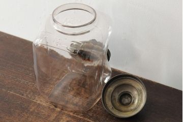 アンティーク雑貨　エンボス入り　レトロな空間づくりにおすすめな古いタバコ屋のガラス瓶(ガラスビン、タバコ瓶)(R-043923)