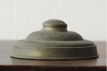 アンティーク雑貨　エンボス入り　レトロな空間づくりにおすすめな古いタバコ屋のガラス瓶(ガラスビン、タバコ瓶)(R-043923)