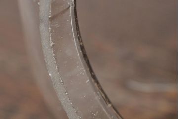 アンティーク雑貨　エンボス入り　レトロな空間づくりにおすすめな古いタバコ屋のガラス瓶(ガラスビン、タバコ瓶)(R-043923)