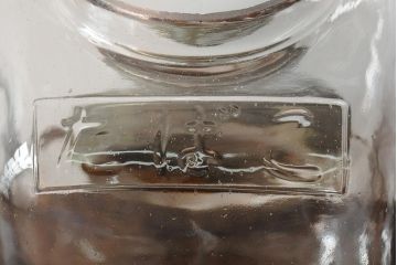 アンティーク雑貨　エンボス入り　レトロな空間づくりにおすすめな古いタバコ屋のガラス瓶(ガラスビン、タバコ瓶)(R-043923)