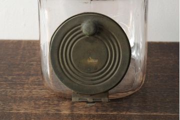 アンティーク雑貨　エンボス入り　レトロな空間づくりにおすすめな古いタバコ屋のガラス瓶(ガラスビン、タバコ瓶)(R-043923)
