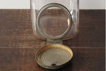 アンティーク雑貨　エンボス入り　レトロな空間づくりにおすすめな古いタバコ屋のガラス瓶(ガラスビン、タバコ瓶)(R-043923)