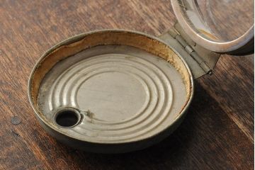 アンティーク雑貨　エンボス入り　レトロな空間づくりにおすすめな古いタバコ屋のガラス瓶(ガラスビン、タバコ瓶)(R-043923)