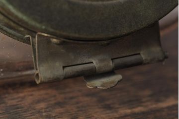 アンティーク雑貨　エンボス入り　レトロな空間づくりにおすすめな古いタバコ屋のガラス瓶(ガラスビン、タバコ瓶)(R-043923)