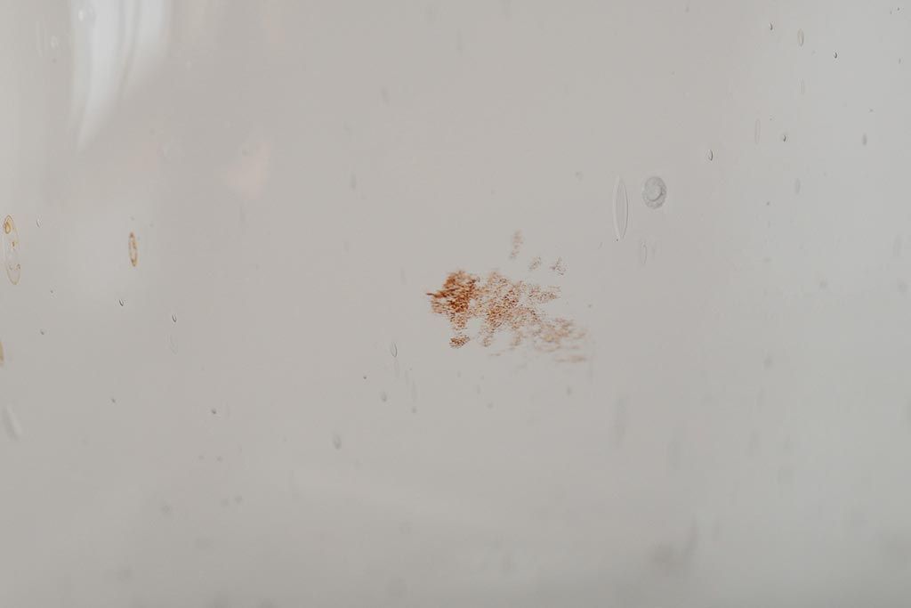 アンティーク雑貨　エンボス入り　レトロな空間づくりにおすすめな古いタバコ屋のガラス瓶(ガラスビン、タバコ瓶)(R-043923)