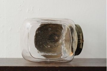 アンティーク雑貨　エンボス入り　レトロな空間づくりにおすすめな古いタバコ屋のガラス瓶(ガラスビン、タバコ瓶)(R-043923)