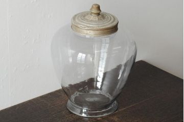 レトロ雑貨　昭和レトロ　蓋がおしゃれな可愛らしい地球瓶(ガラス瓶、ガラスビン)(R-043924)