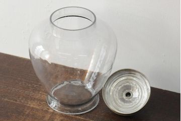 レトロ雑貨　昭和レトロ　蓋がおしゃれな可愛らしい地球瓶(ガラス瓶、ガラスビン)(R-043924)