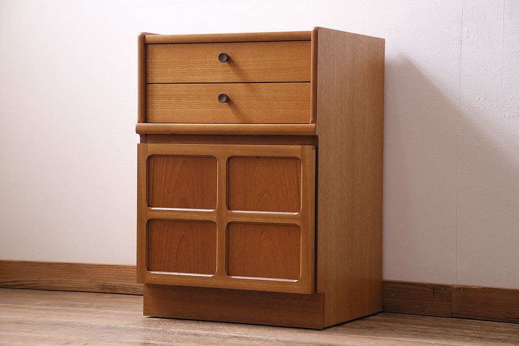 ヴィンテージ家具　北欧ビンテージ　チーク材　Nathan(ネイサン)　スタイリッシュなデザインが魅力のサイドキャビネット(収納棚、サイドチェスト)(R-043933)