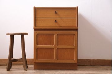 ヴィンテージ家具　北欧ビンテージ　チーク材　Nathan(ネイサン)　スタイリッシュなデザインが魅力のサイドキャビネット(収納棚、サイドチェスト)(R-043933)