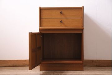 ヴィンテージ家具　北欧ビンテージ　チーク材　Nathan(ネイサン)　スタイリッシュなデザインが魅力のサイドキャビネット(収納棚、サイドチェスト)(R-043933)