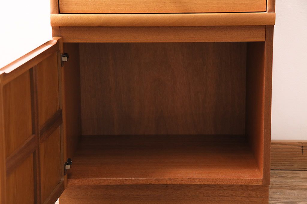 ヴィンテージ家具　北欧ビンテージ　チーク材　Nathan(ネイサン)　スタイリッシュなデザインが魅力のサイドキャビネット(収納棚、サイドチェスト)(R-043933)