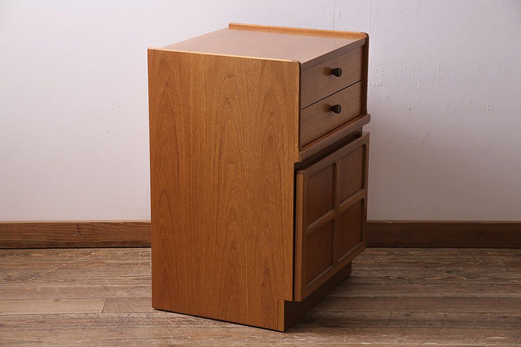 ヴィンテージ家具　北欧ビンテージ　チーク材　Nathan(ネイサン)　スタイリッシュなデザインが魅力のサイドキャビネット(収納棚、サイドチェスト)(R-043933)