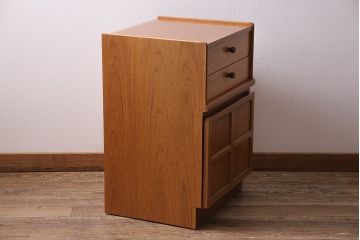 ヴィンテージ家具　北欧ビンテージ　チーク材　Nathan(ネイサン)　スタイリッシュなデザインが魅力のサイドキャビネット(収納棚、サイドチェスト)(R-043933)