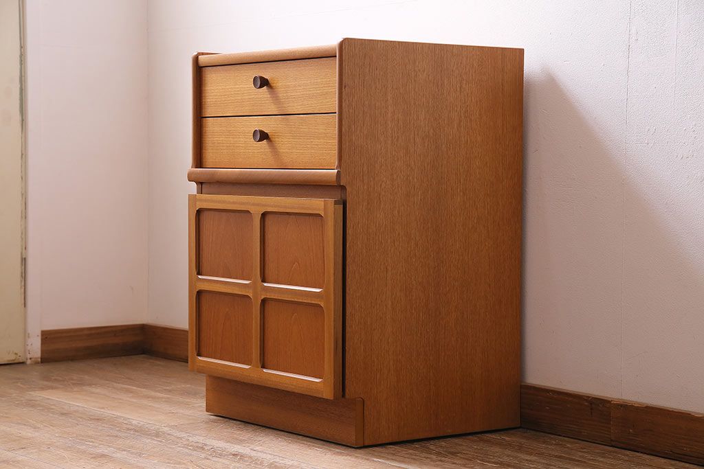 ヴィンテージ家具　北欧ビンテージ　チーク材　Nathan(ネイサン)　スタイリッシュなデザインが魅力のサイドキャビネット(収納棚、サイドチェスト)(R-043933)