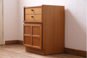 ヴィンテージ家具　北欧ビンテージ　チーク材　Nathan(ネイサン)　スタイリッシュなデザインが魅力のサイドキャビネット(収納棚、サイドチェスト)(R-043933)