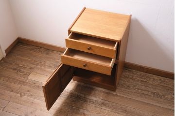 ヴィンテージ家具　北欧ビンテージ　チーク材　Nathan(ネイサン)　スタイリッシュなデザインが魅力のサイドキャビネット(収納棚、サイドチェスト)(R-043933)
